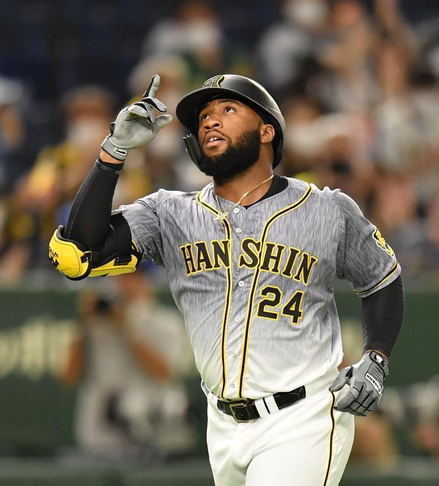 ２回、ソロを放ち、本塁で天を仰ぐロハス＝東京ドーム（撮影・西岡正）