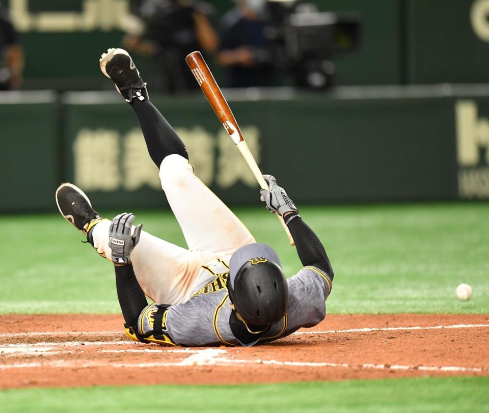 ８回、勝ち越しとなる死球を受け、転倒するロハス＝東京ドーム（撮影・西岡正）