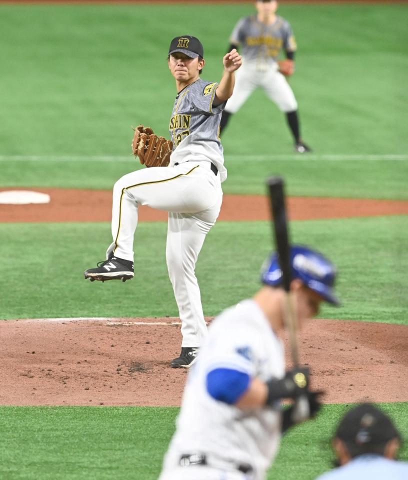 ２回、オースティンを見逃し三振に斬る伊藤将＝東京ドーム（撮影・飯室逸平）