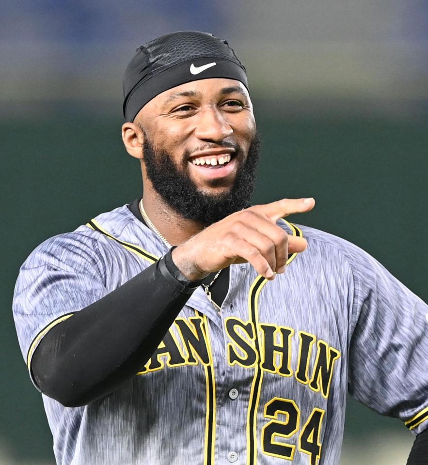 ８回、笑顔でベンチへ戻るロハス（撮影・飯室逸平）