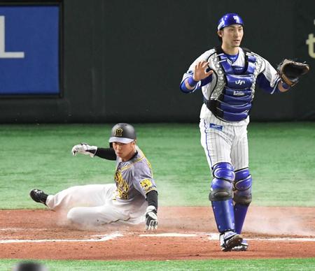 　８回、中野の犠飛で生還する島田