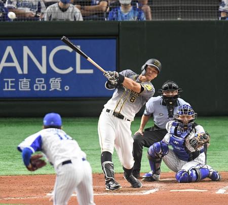 　７回、右前打を放つ佐藤輝（撮影・金田祐二）