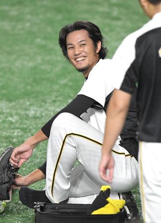 　笑顔で調整する藤浪（撮影・金田祐二）