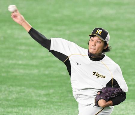 　調整する藤浪（撮影・金田祐二）