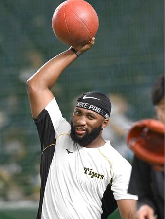 　トレーニングに汗を流すロハス（撮影・飯室逸平）