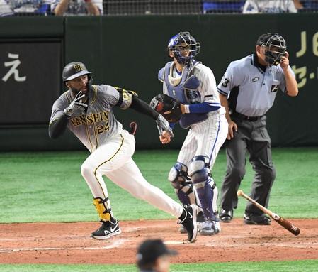 　５回、左翼線に適時二塁打を放つロハス（撮影・金田祐二）