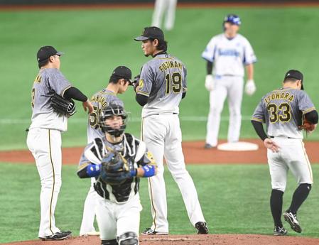 　１回、大山らから声をかけられる藤浪（撮影・飯室逸平）