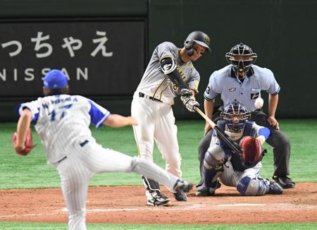 　９回、ソロを放つ佐藤輝（撮影・金田祐二）