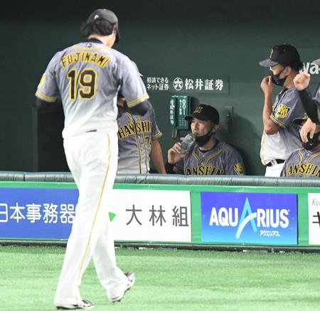 　２回、ベンチに戻る藤浪に渋い表情の矢野監督（撮影・金田祐二）