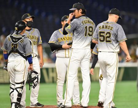 　５回、ＤｅＮＡに勝ち越しを許し降板する藤浪（右から２人目）＝撮影・西岡正