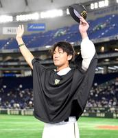 　スタンドのファンに手を振る伊藤将