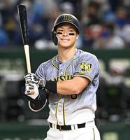 　２回、空振り三振に倒れ、悔しがる佐藤輝（撮影・飯室逸平）