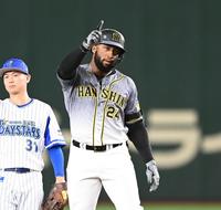 　５回、適時二塁打を放ち、ベンチに向かって手を上げるロハス（撮影・飯室逸平）