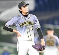 　５回、勝ち越しを許し、ぼう然と立ちつくす藤浪（撮影・飯室逸平）