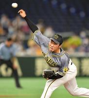 　７回に登板し力投する石井大（撮影・西岡正）