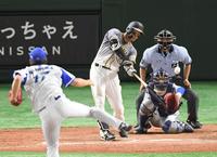 　９回、ソロを放つ佐藤輝（撮影・金田祐二）