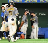 　坂本を攻略できずに敗れ、暗い表情で引き揚げる矢野監督（右）＝撮影・西岡正