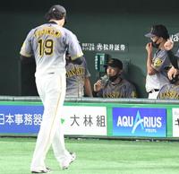 　２回、ベンチに戻る藤浪に渋い表情の矢野監督（撮影・金田祐二）