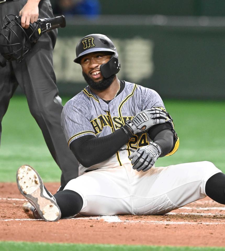 　８回、勝ち越しの押し出し死球を受けるも笑顔のロハス（撮影・飯室逸平）