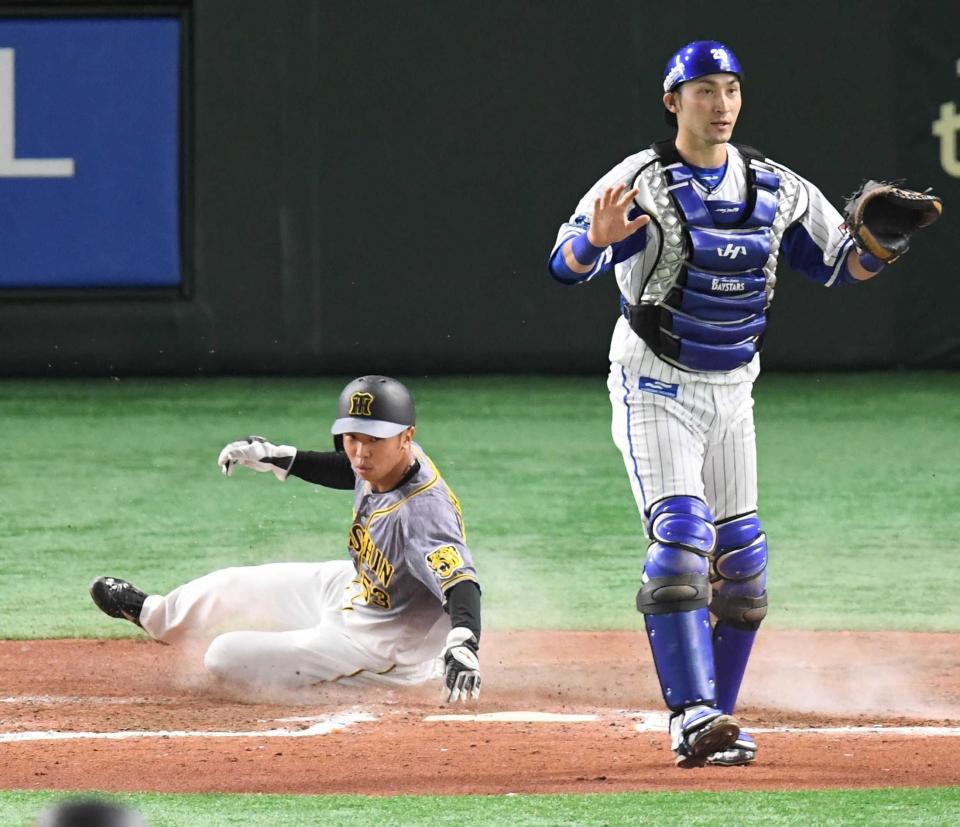　８回、中野の犠飛で生還する島田