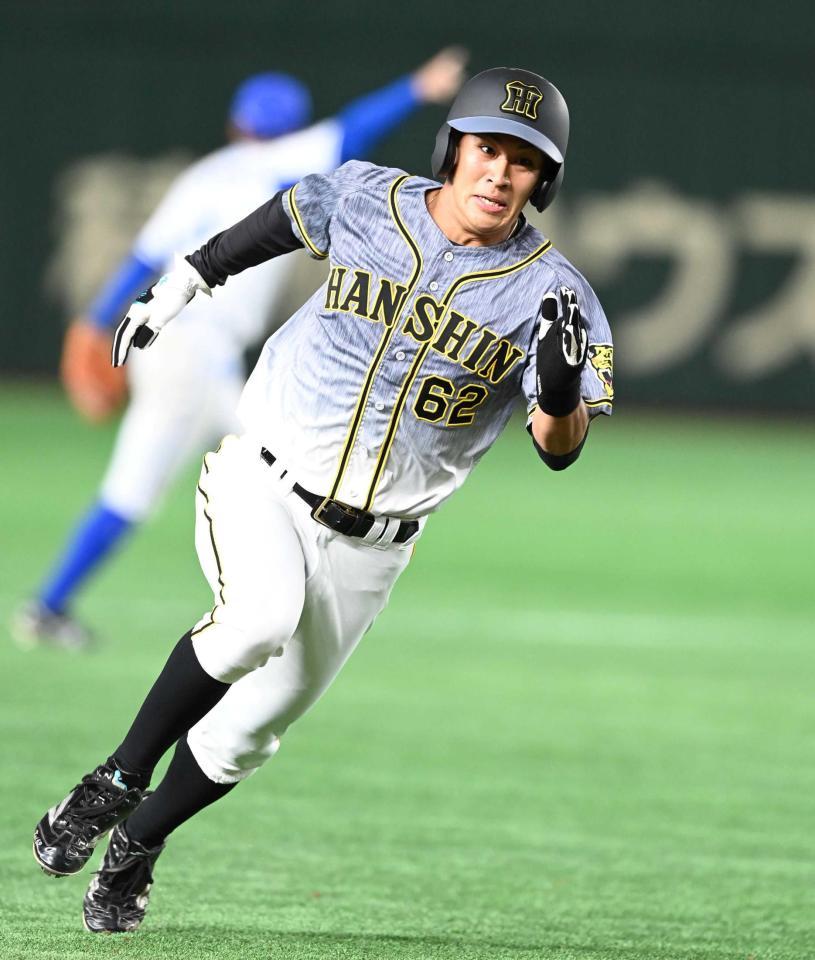 　８回、サンズの安打で三塁へ向かう植田