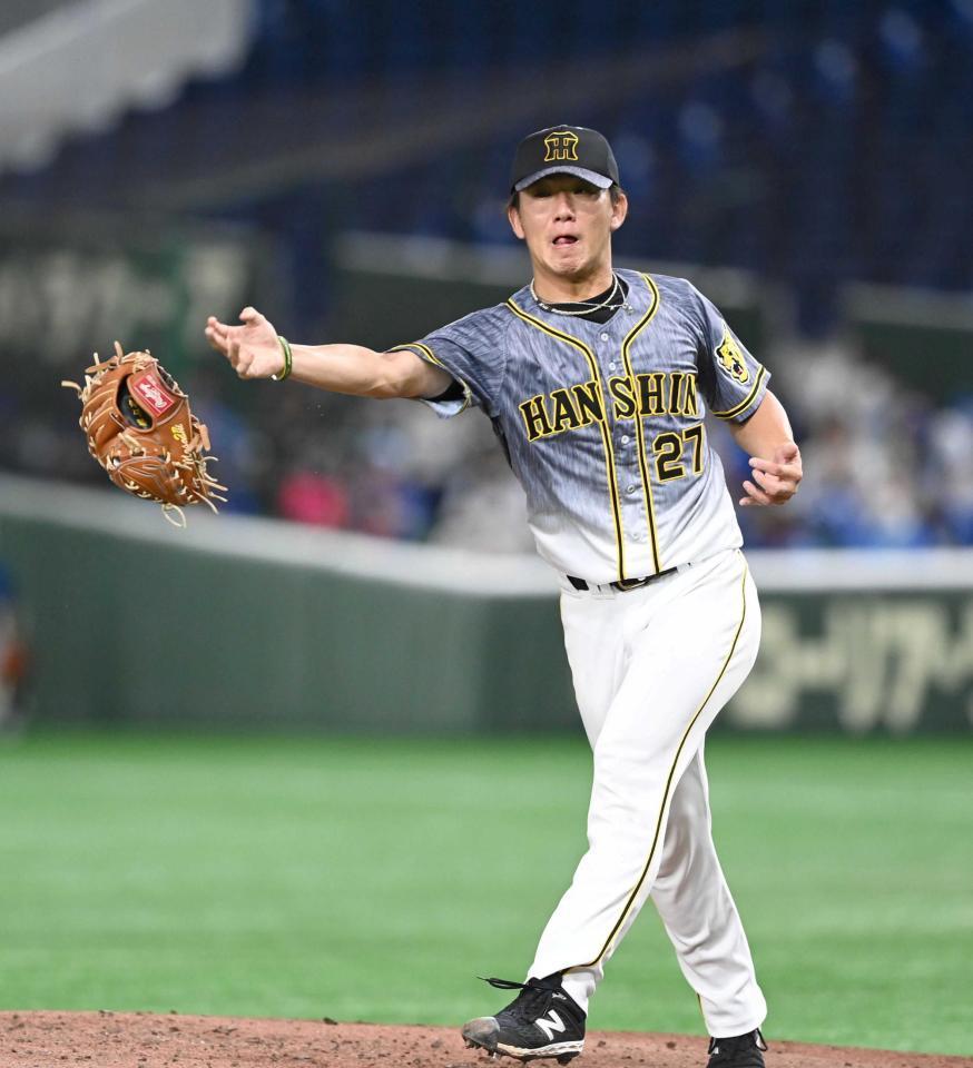 　４回、グラブを飛ばしながらも宮崎の打球を好捕する伊藤将（撮影・飯室逸平）