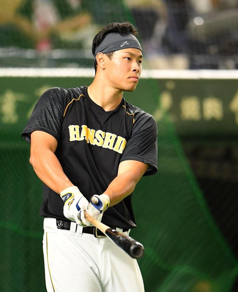 　打撃練習を行う佐藤輝（撮影・西岡正）