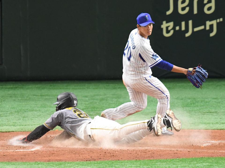 　５回、暴投でロハスの生還を許す坂本（撮影・金田祐二）