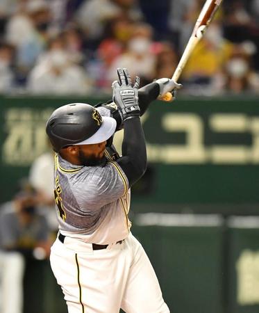 　左翼線に適時二塁打を放つロハス