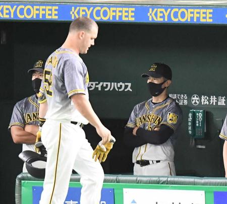 　４回、サンズ（手前）が併殺打に倒れ厳しい表情の矢野監督