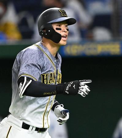 　９回、２３号ソロを放ち生還する佐藤輝＝１９日・ＤｅＮＡ戦