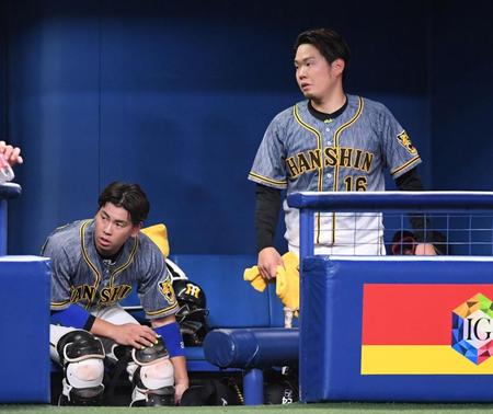 　２回に５点を奪われベンチへ戻った西勇（右）と梅野のバッテリー（撮影・田中太一）