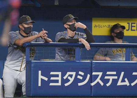 　２回、中日打線に５点を奪われ、ベンチで険しい表情の矢野監督（手前右）と福原コーチ（撮影・田中太一）