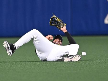 　２回、ロハスは京田の打球にダイブするも一歩及ばず（撮影・飯室逸平）