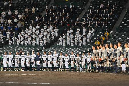 　この日も試合終了は夜。整列して敦賀気比の校歌を聴く日本文理ナイン（撮影・高石航平）