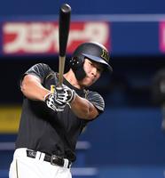 　素振りをする佐藤輝（撮影・田中太一）