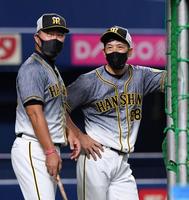 　練習中、話をする矢野監督（右）と井上コーチ（撮影・田中太一）