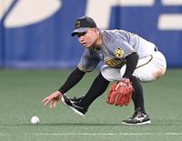 　２回、堂上の打球をファンブルする糸原（撮影・飯室逸平）