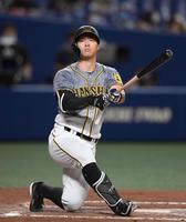 　７回、空振り三振に倒れる佐藤輝（撮影・田中太一）