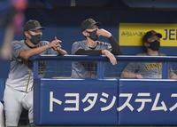 　２回、中日打線に５点を奪われ、ベンチで険しい表情の矢野監督（手前右）と福原コーチ（撮影・田中太一）