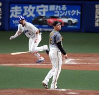 　２回、西勇は大島に適時二塁打を許す（撮影・山口登）