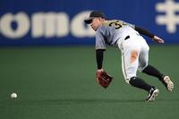 　２回、堂上の打球を失策する糸原（撮影・田中太一）