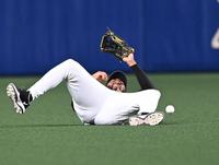 　２回、ロハスは京田の打球にダイブするも一歩及ばず（撮影・飯室逸平）
