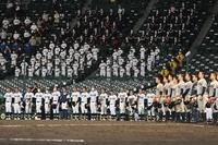 　この日も試合終了は夜。整列して敦賀気比の校歌を聴く日本文理ナイン（撮影・高石航平）