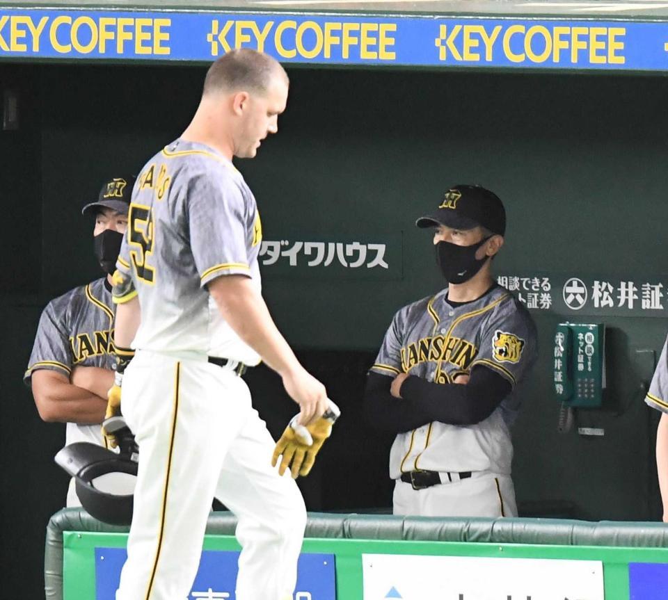 　４回、サンズ（手前）が併殺打に倒れ厳しい表情の矢野監督