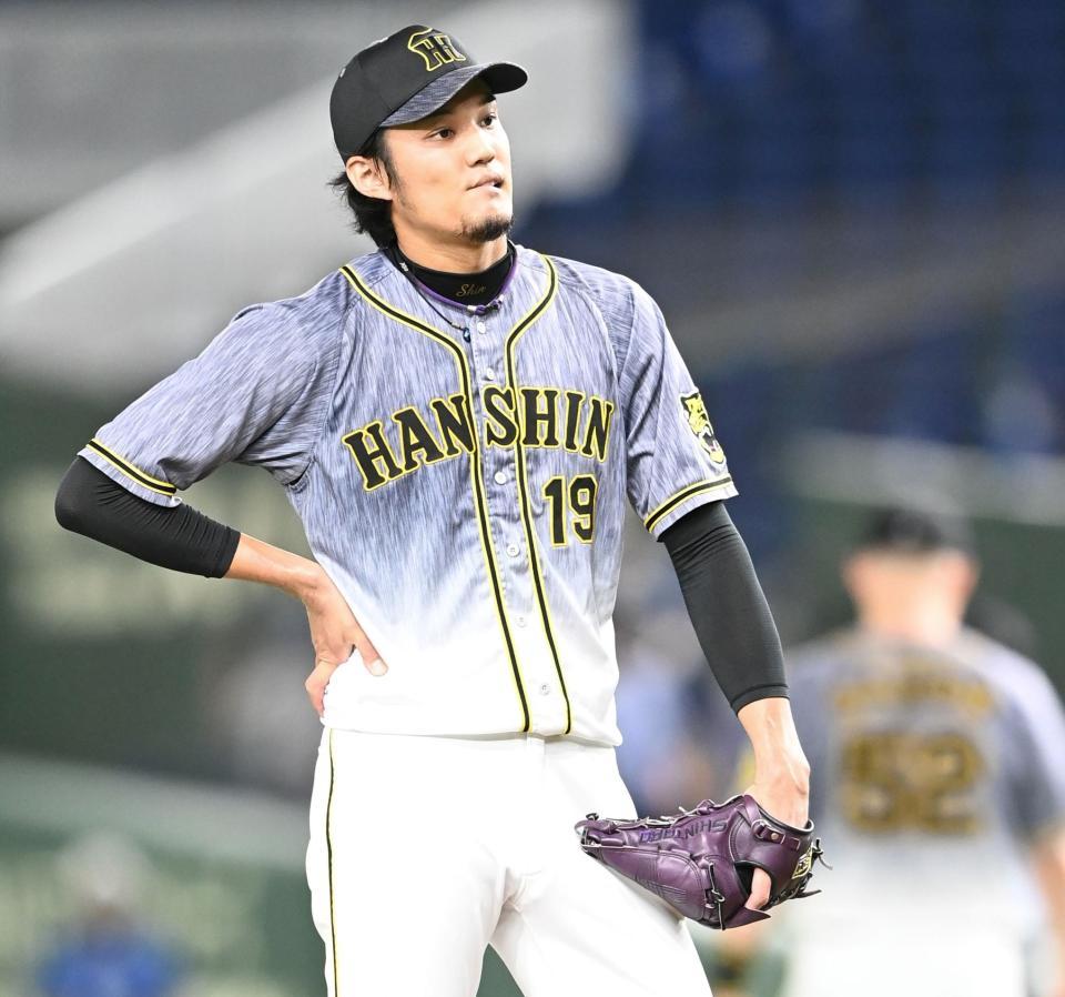 　５回、勝ち越しを許し、ぼう然と立ちつくす藤浪（撮影・飯室逸平）