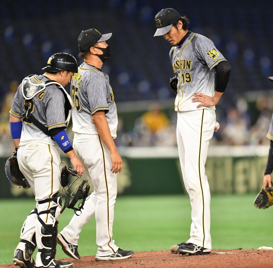 　５回、ＤｅＮＡに勝ち越しを許し降板する藤浪（右）＝撮影・西岡正