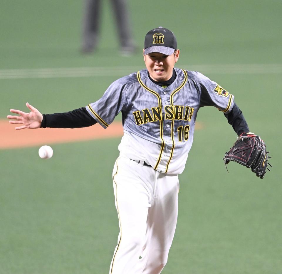 　１回、京田の打球に右手を出す西勇（撮影・飯室逸平）