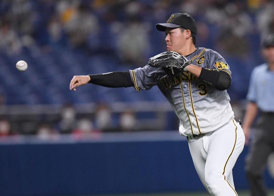 　２回、柳の打球を本塁へ送球するも野選となる（撮影・田中太一）