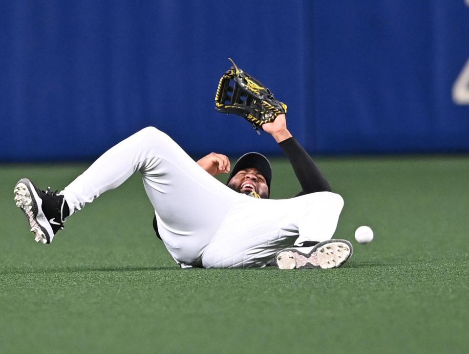 　２回、ロハスは京田の打球にダイブするも一歩及ばず（撮影・飯室逸平）